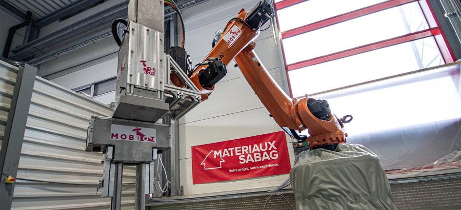 The Jura-based company Matériaux Sabag is now using a 3D printing solution to produce its concrete elements. This approach allows the customized prefabrication of parts and a reduction in carbon emissions. For this, the construction materials specialist deploys a solution from Mobbot.